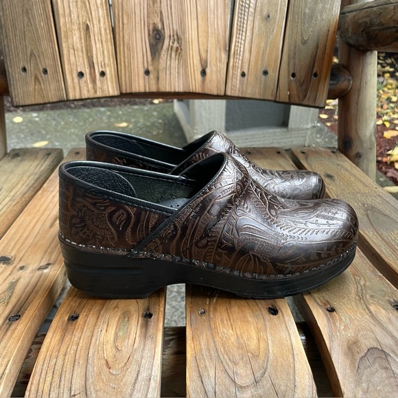 Dansko Professional Brown Tooled Leather Clog Size 37 - Picture 3 of 16